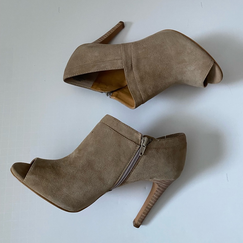 Audrey Brooke Madrid tan suede booties Opened-toed, Women’s Size 10M